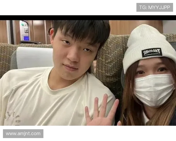 杨瀚森洛杉矶特训现身与女友同行 网友偶遇甜蜜互动引热议 杨瀚森洛杉矶特训现身与女友同行 网友偶遇甜蜜互动引热议